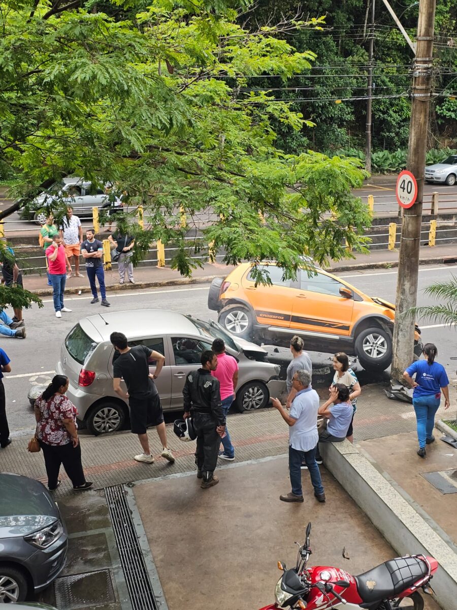Condutora perde o controle após susto com motocicleta e provoca acidente no Centro de Itabira