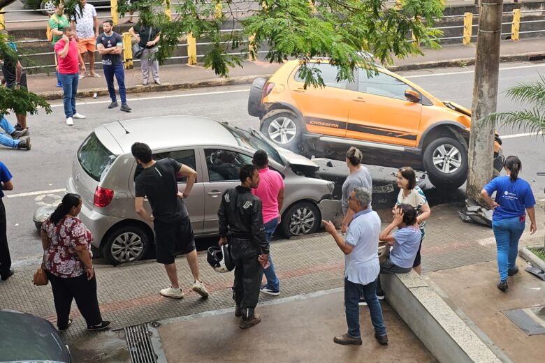 Condutora perde o controle após susto com motocicleta e provoca acidente no Centro de Itabira