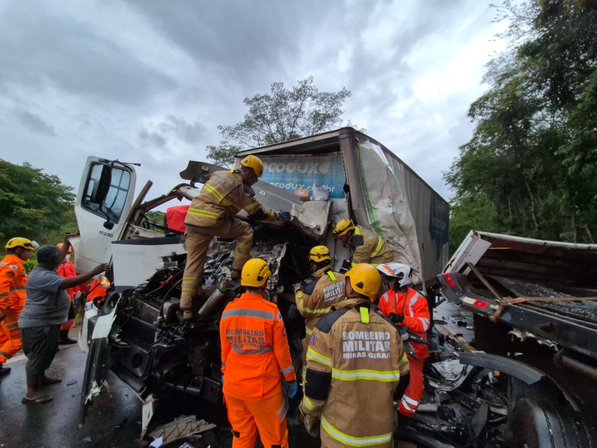 Bombeiros limpam a pista e tráfego começa a ser liberado na BR-381; vítima grave é transferida de helicóptero