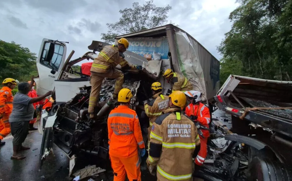 Bombeiros limpam a pista e tráfego começa a ser liberado na BR-381; vítima grave é transferida de helicóptero