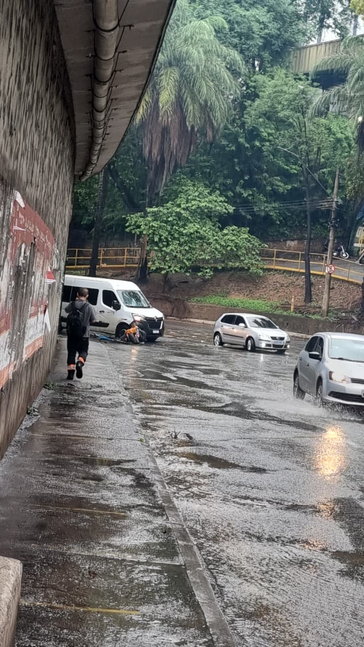 João Monlevade: ciclista é atingido por van e fica ferido perto da Associamed