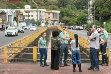 Canal da avenida Carlos Drummond de Andrade é contaminado por efluentes da Vale