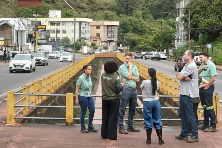 Canal da avenida Carlos Drummond de Andrade é contaminado por efluentes da Vale