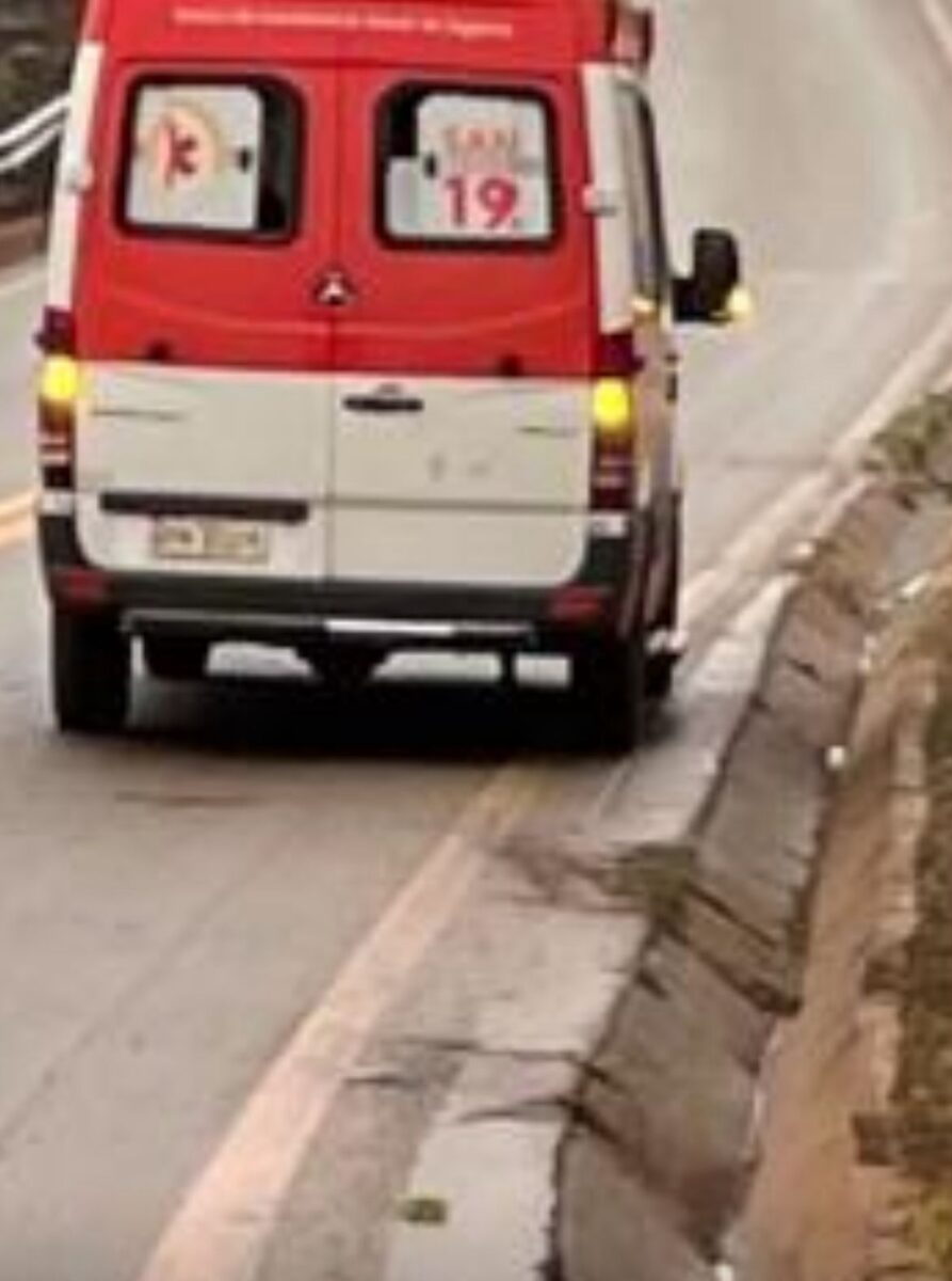 Motociclista fica desacordado após cair em canaleta na MGC-120, entre Itabira e Nova Era