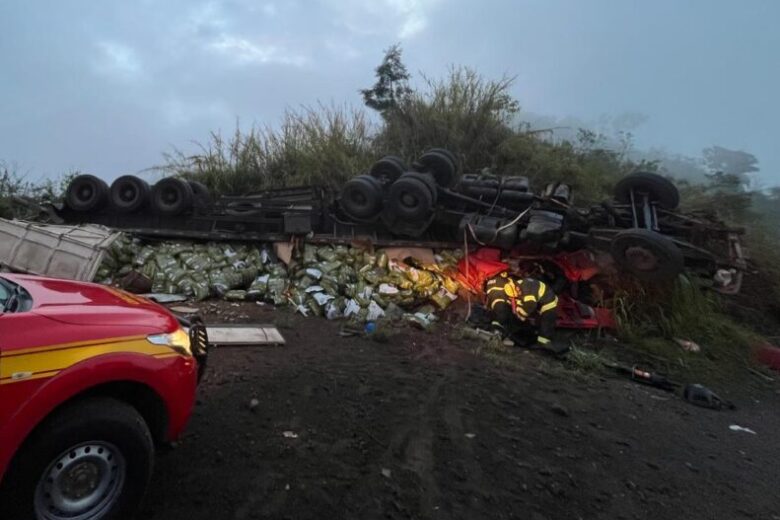 Carreta carregada de ração capota na BR-262 e motorista fica preso às ferragens em São Domingos do Prata
