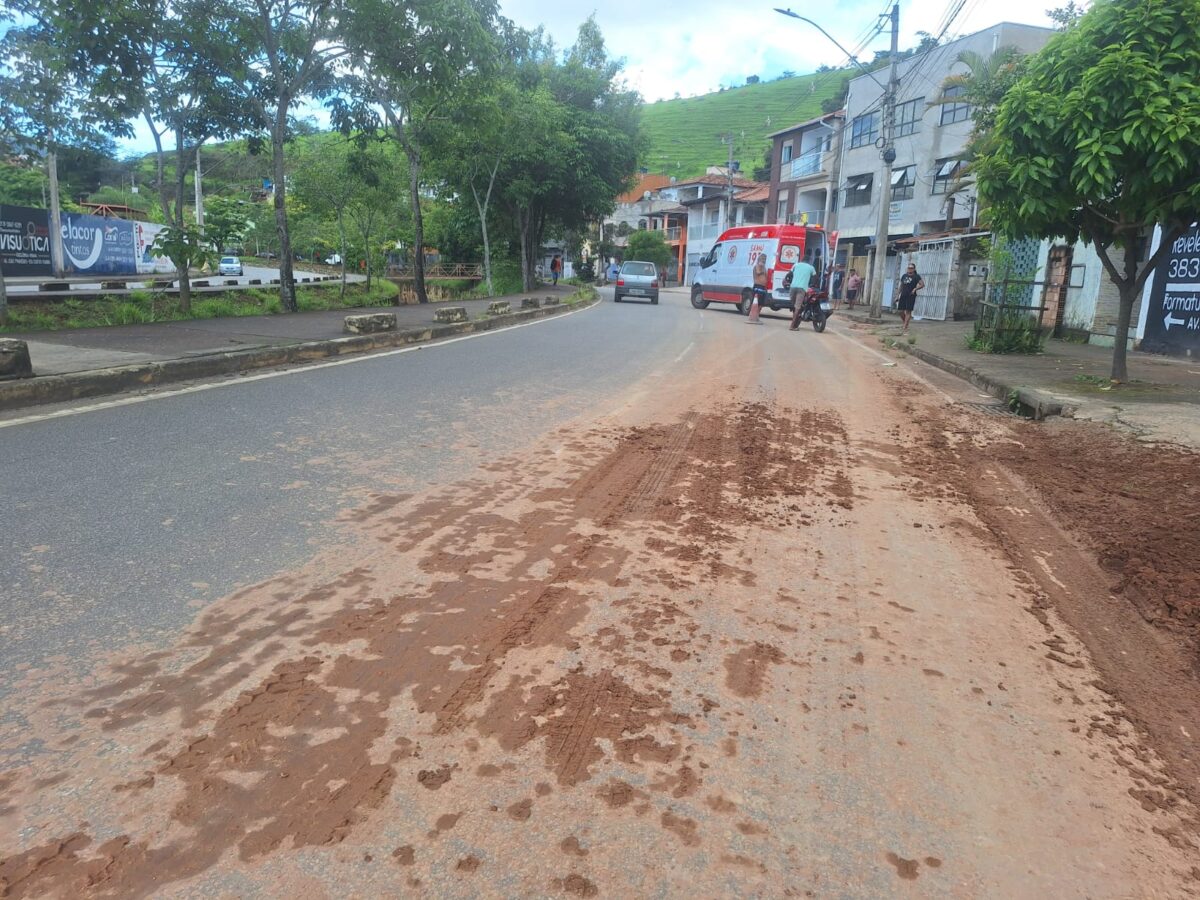 Motociclista fica ferida após perder controle em trecho com lama na avenida Cristina Gazire, em Itabira