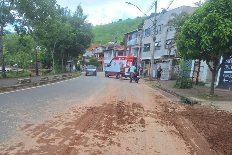Motociclista fica ferida após perder controle em trecho com lama na avenida Cristina Gazire, em Itabira