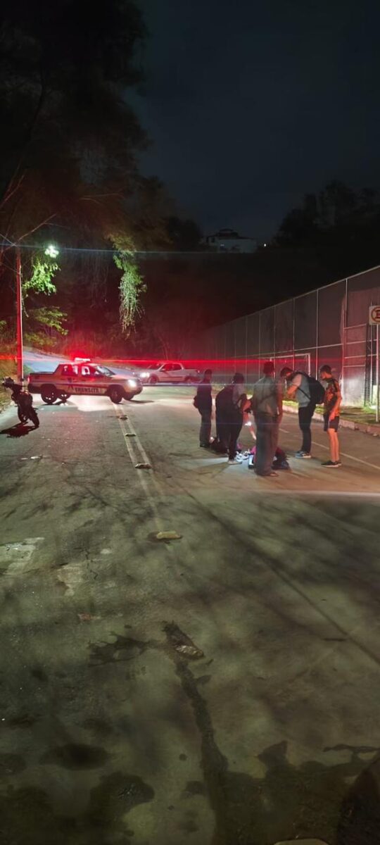 Motociclista cai após derrapagem e é socorrida em caminhonete ao Pronto-Socorro de Itabira