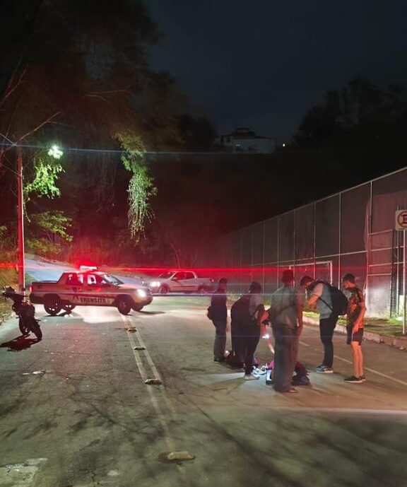Motociclista cai após derrapagem e é socorrida em caminhonete ao Pronto-Socorro de Itabira