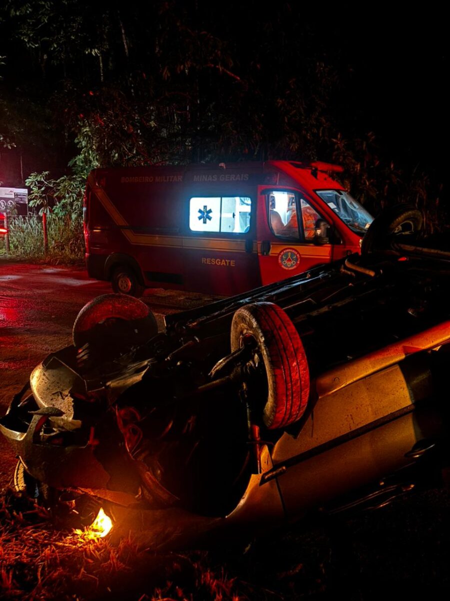 Capotamento deixa três feridos na estrada do Jacuí, em João Monlevade