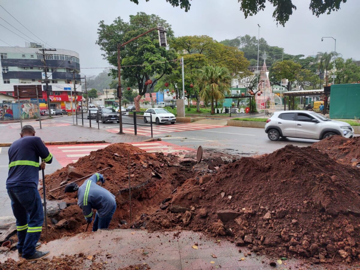 Itabira: manutenção na rede de esgoto interdita trecho da avenida João Pinheiro com a praça Acrísio nesta quinta-feira