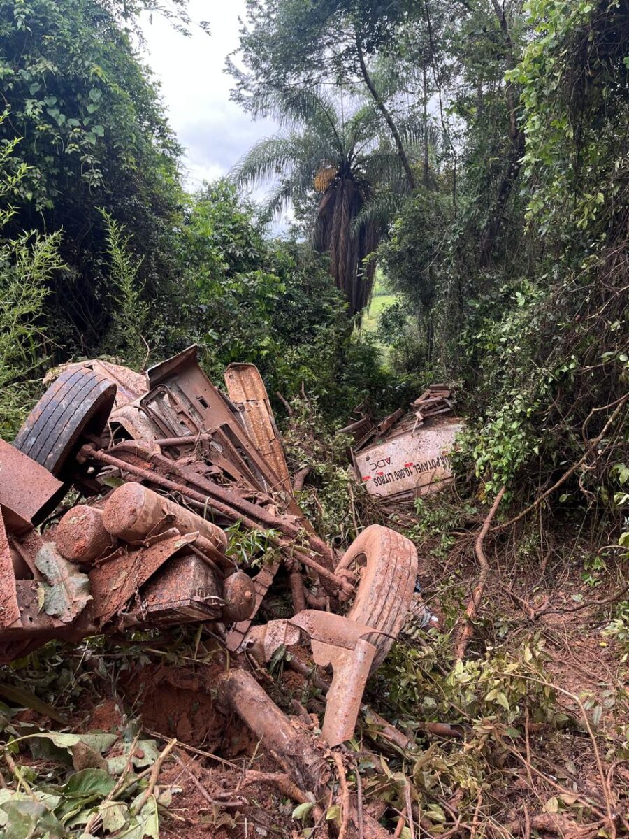 Motorista morre após caminhão-pipa capotar e cair em ribanceira na MG-436, em Barão de Cocais