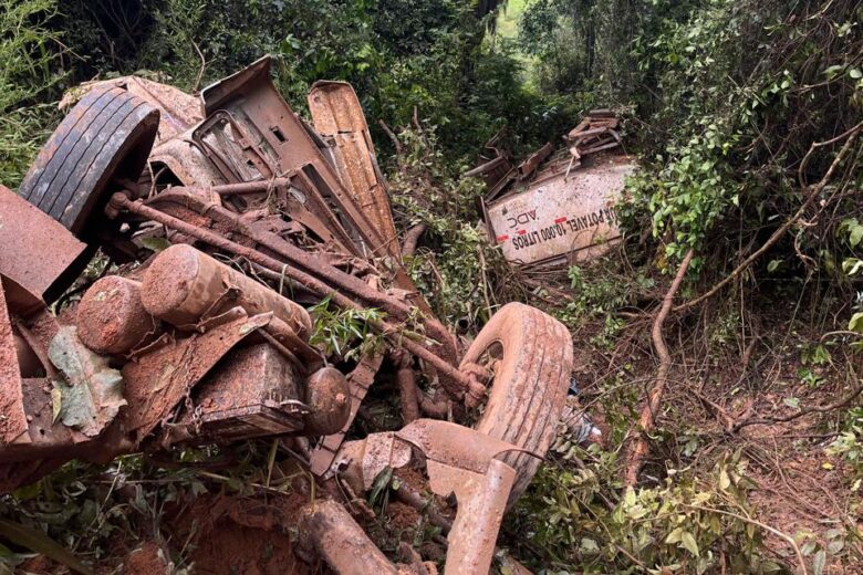 Motorista morre após caminhão-pipa capotar e cair em ribanceira na MG-436, em Barão de Cocais