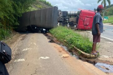 BR-262: Carreta carregada com minério tomba e esmaga veículo em São Domingos do Prata