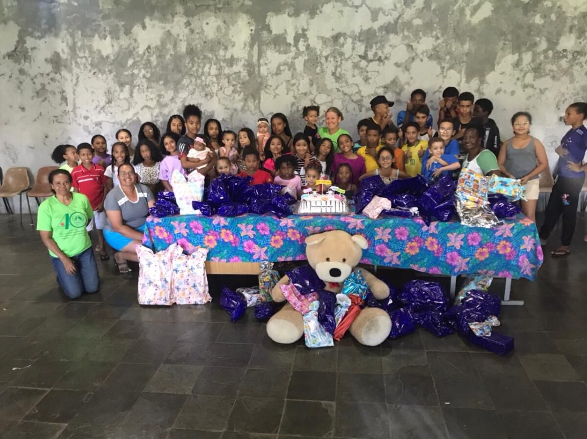 Instituto Actus e Paróquia São João Batista celebram Natal Solidário com crianças do Santa Marta