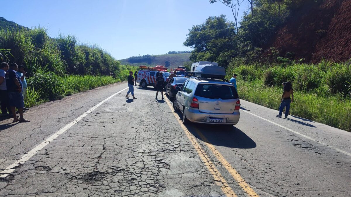Colisão envolvendo três veículos deixa feridos na BR-262, em São Domingos do Prata