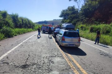 Colisão envolvendo três veículos deixa feridos na BR-262, em São Domingos do Prata