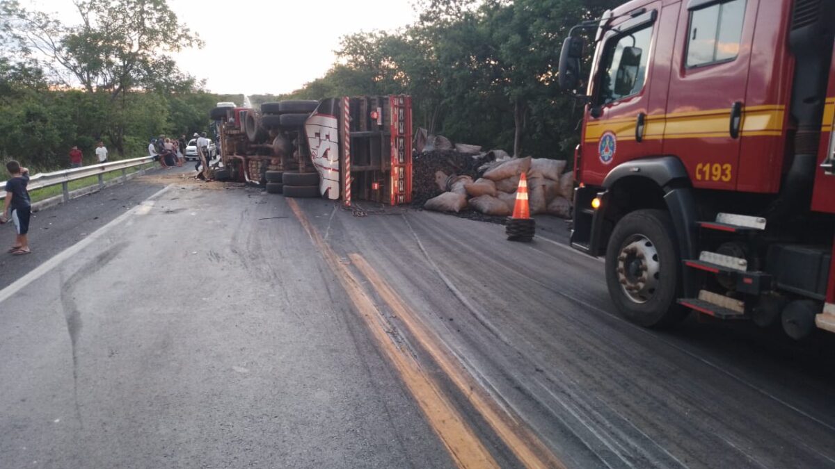 Acidente envolvendo caminhões e carros deixa 16 feridos na BR-135