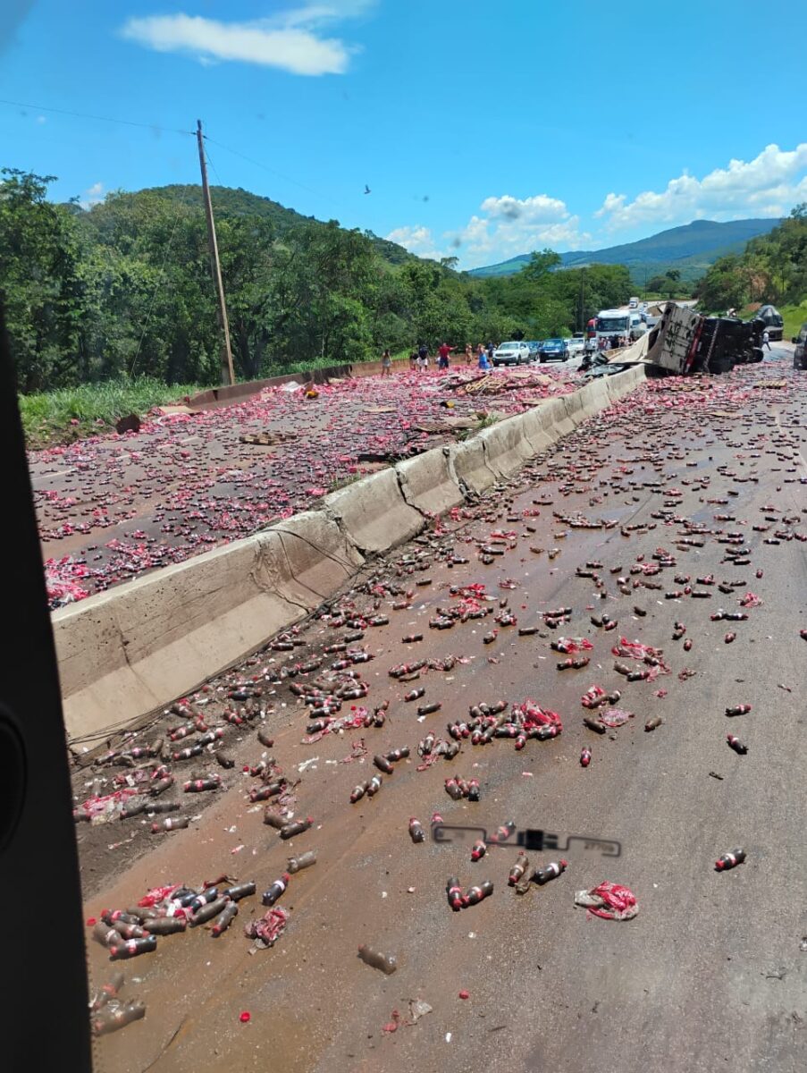 Carreta carregada com refrigerantes tomba e interdita a BR-381 na Grande BH
