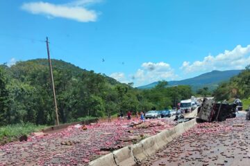 Carreta carregada com refrigerantes tomba e interdita a BR-381 na Grande BH