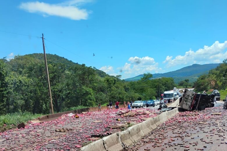 Carreta carregada com refrigerantes tomba e interdita a BR-381 na Grande BH