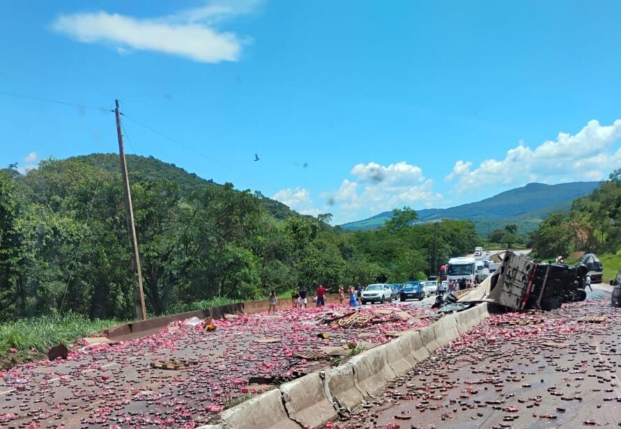 Carreta carregada com refrigerantes tomba e interdita a BR-381 na Grande BH
