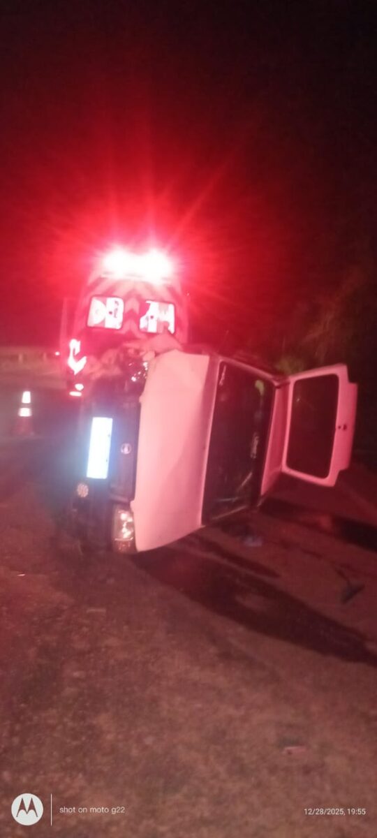 Capotamento na Estrada do Forninho deixa motorista ferido em João Monlevade