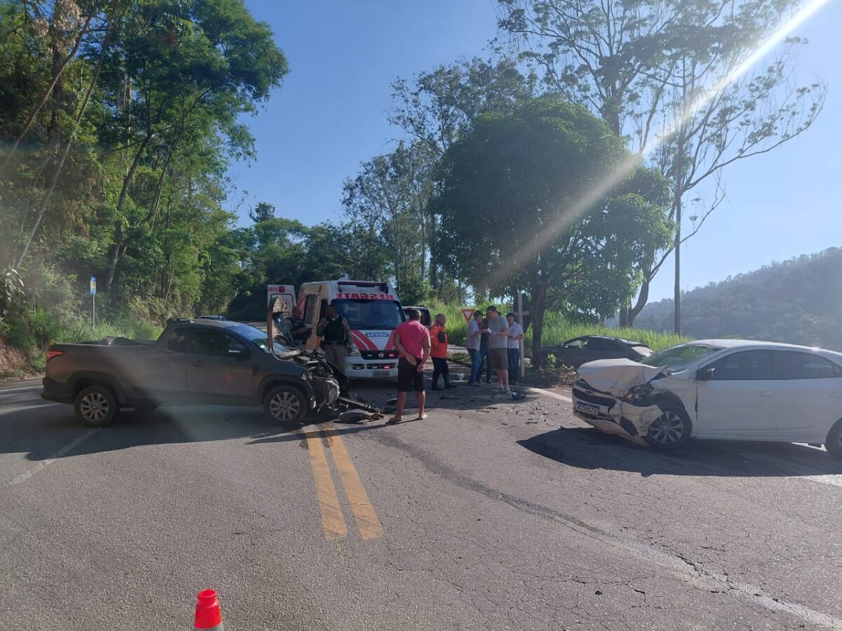Colisão frontal na MG-123 deixa um idoso ferido em João Monlevade