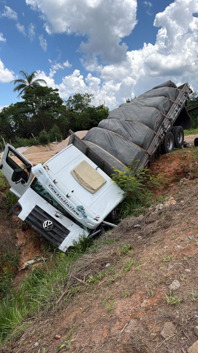 Carreta perde controle e sai da pista na BR-381, em Bom Jesus do Amparo