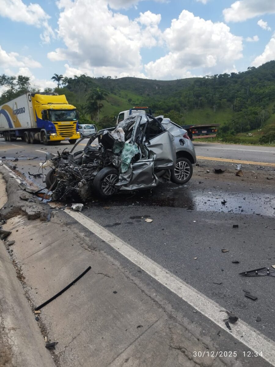 Colisão frontal entre caminhão e carro interdita faixa da BR-381 em Nova Era