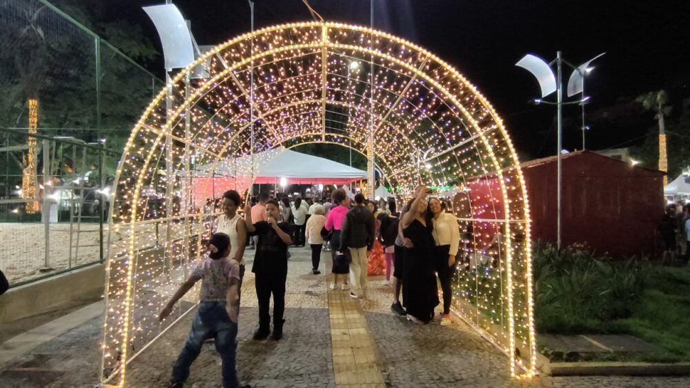 Natal Pontos de Luz: iluminação colorida e trabalho com crochê marcam o início das festas de fim de ano em Itabira