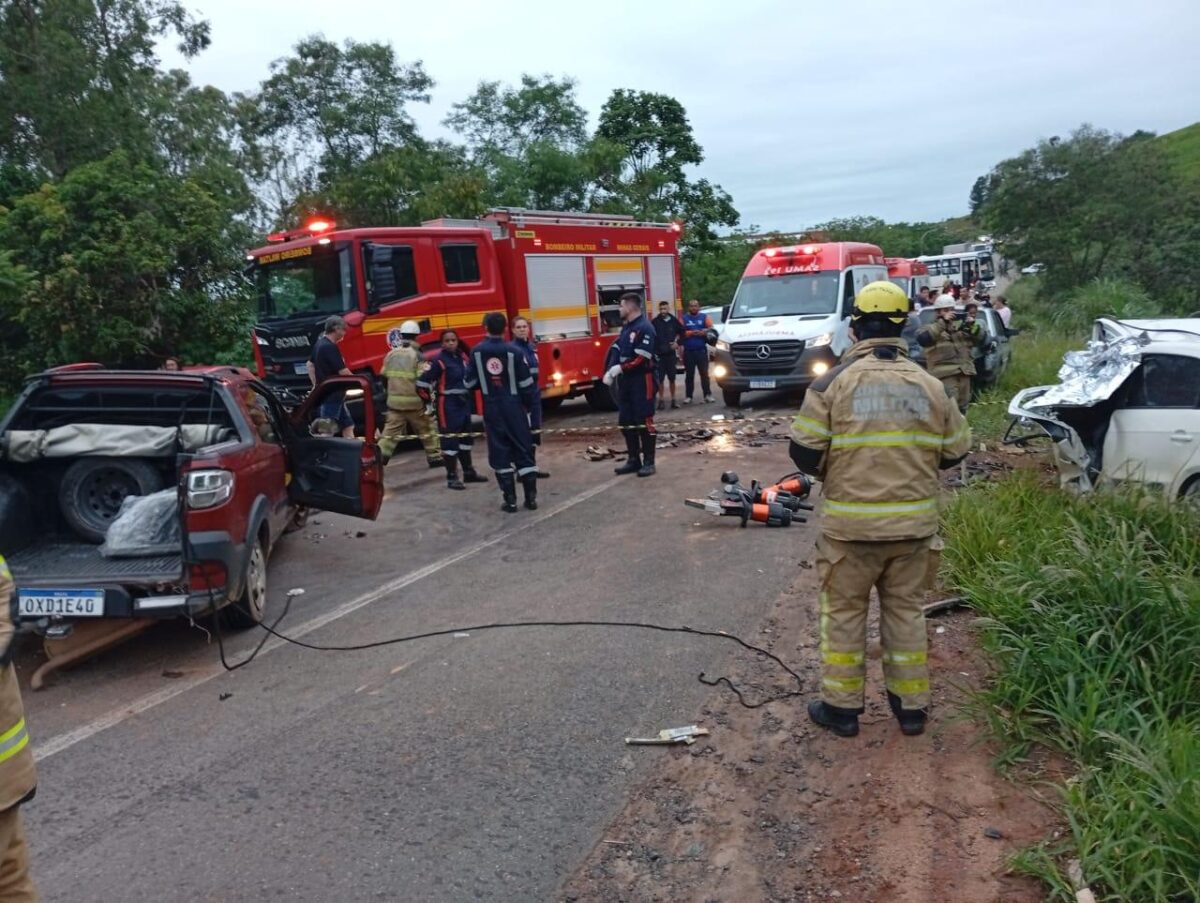 Colisão frontal entre três veículos deixa duas mulheres mortas na BR-120