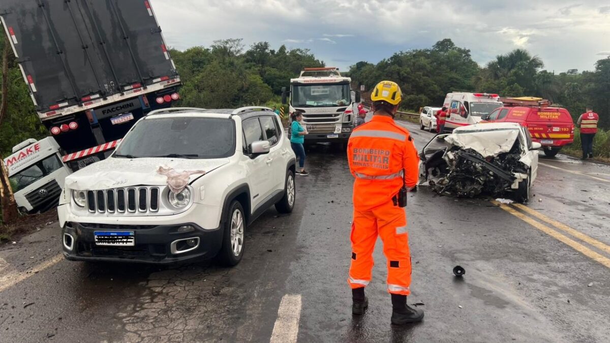 Acidente envolvendo carreta e três carros deixa dois mortos na BR-153