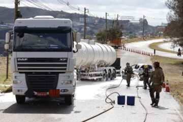 Simulado de acidente envolvendo carreta, caminhão, ônibus e carros mobiliza equipes na BR-040 nesta quarta-feira