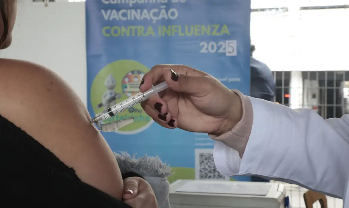 Após cinco anos de vacinação, covid recua, mas ainda preocupa