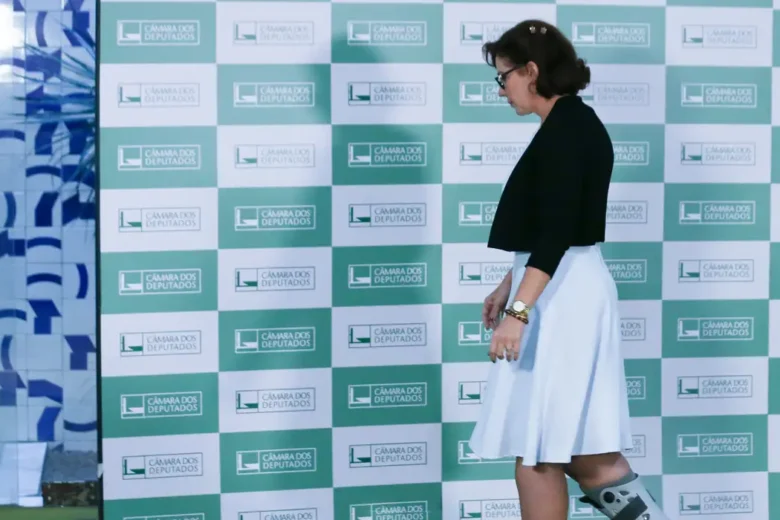 Câmara rejeita cassação e mantém o mandato de Carla Zambelli