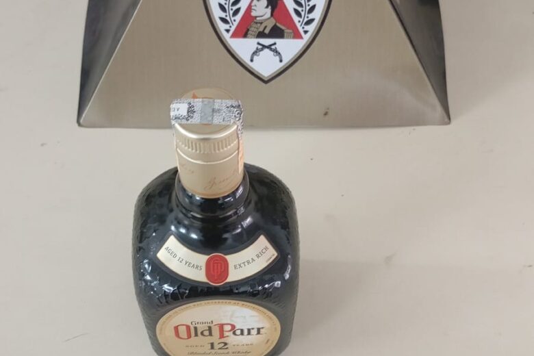 Homem é preso por furto de whiskey, em João Monlevade