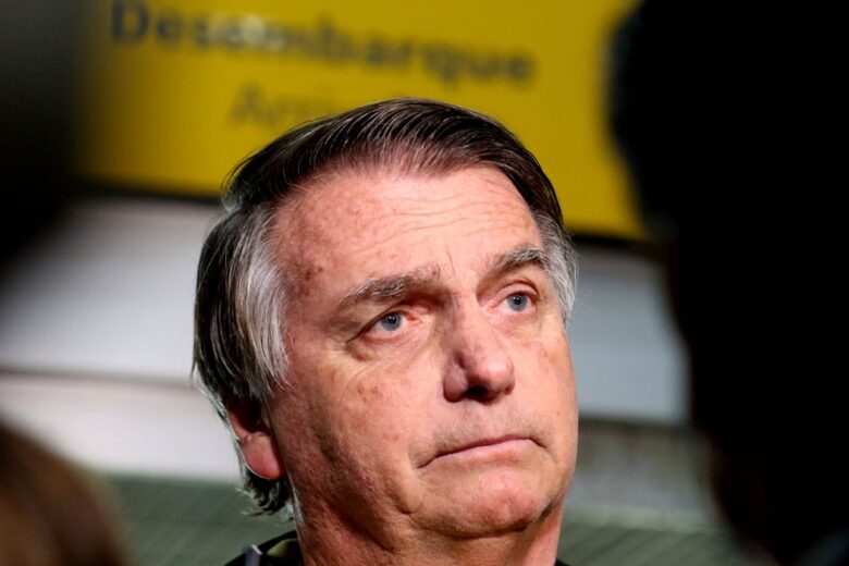 Bolsonaro reclama de barulho do ar condicionado e pede providências