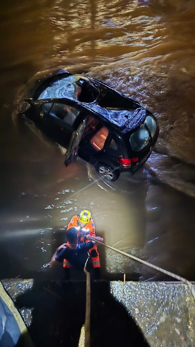 Carro capota e é arrastado pelo Rio Arrudas durante a madrugada em Belo Horizonte