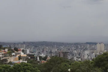 Ar frio mantém tempo firme e manhãs geladas em Minas Gerais. Confira a previsão do tempo