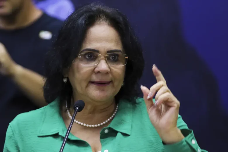 CPMI identificou “grandes igrejas e pastores” envolvidos no esquema de fraudes do INSS, diz Damares Alves