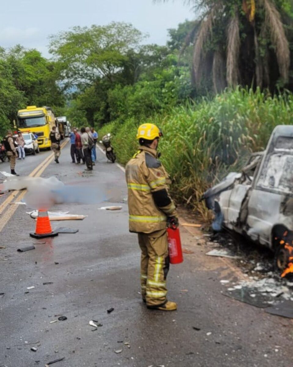 Motorista de carro funerário morre após colisão com caminhão na MG-262, em Mariana