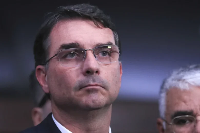 Flávio pediu dinheiro a Vorcaro para custear filme de Jair Bolsonaro: ‘Estarei contigo sempre’