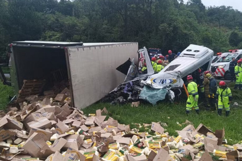 Assalto a carreta termina em acidente com seis mortos na BR-116, no Paraná