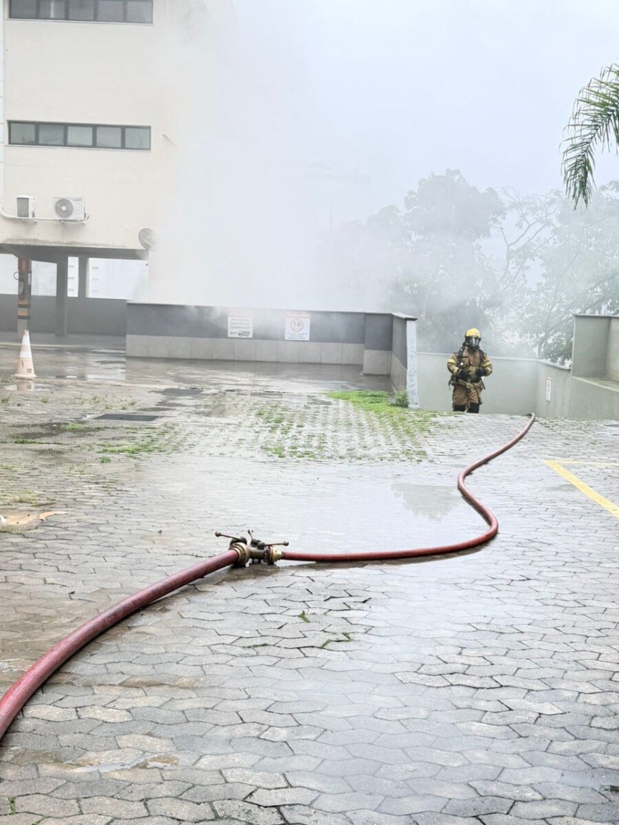 Incêndio atinge subsolo de prédio comercial no bairro Sion, em Belo Horizonte