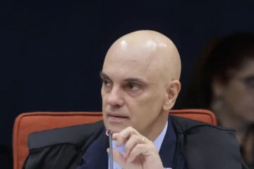 Senadores pedem a Moraes prisão domiciliar humanitária para Bolsonaro