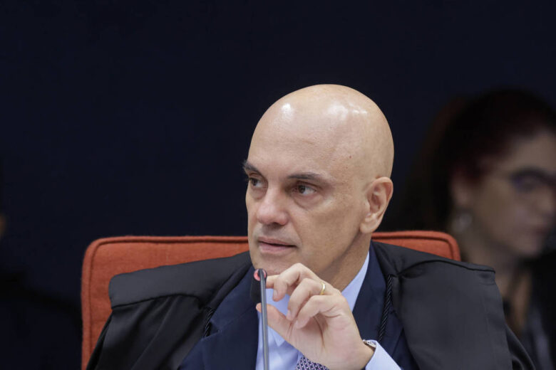 Moraes manda PF prestar informações sobre ruído em ar-condicionado da cela  de Bolsonaro