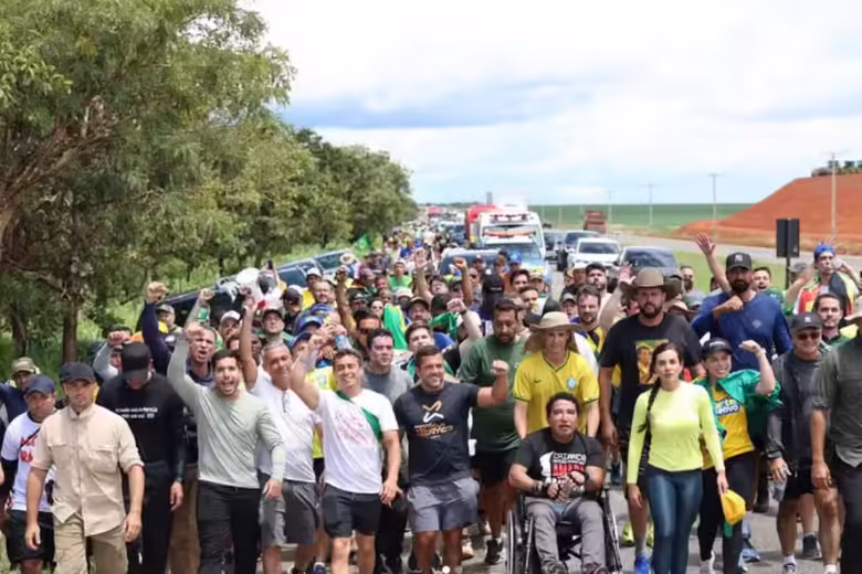 Caminhada de Nikolas percorreu 120km e já se encontra a cerca de 80 km de Brasília