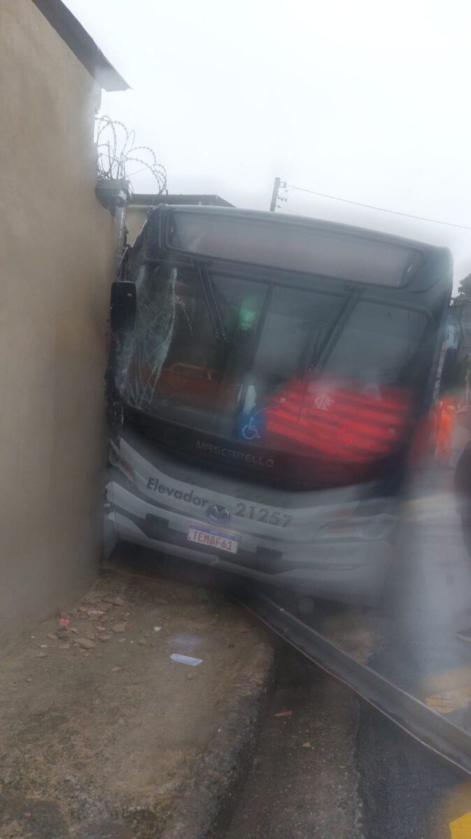 Ônibus desgovernado atinge muro e atropela idosa em ponto de ônibus no Leste de BH