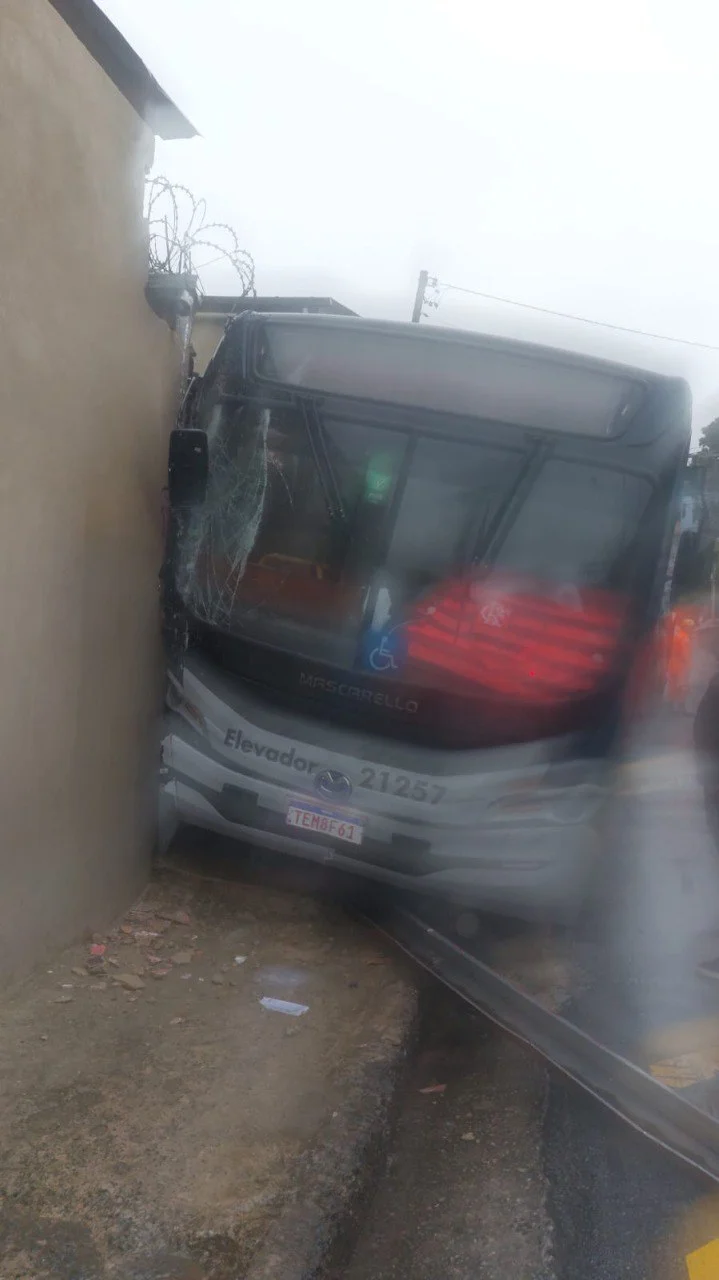 Ônibus desgovernado atinge muro e atropela idosa em ponto de ônibus no Alto Vera Cruz
